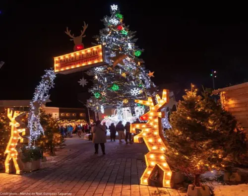 OTL-Gouverneur-Saguenay-Marche-de-noel-europeen-entree-nuit-lumieres-chalets-sapin