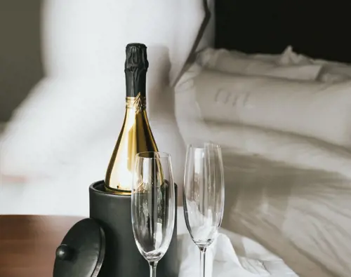 OTL-Gouverneur-Saguenay-chambre-bouteille-champagne-coupes